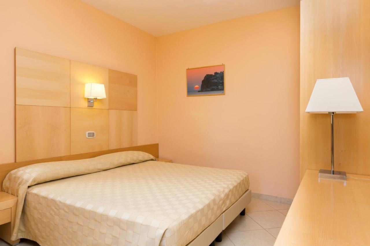 Valtur Baia Del Gusmay Beach Resort Peschici Room photo